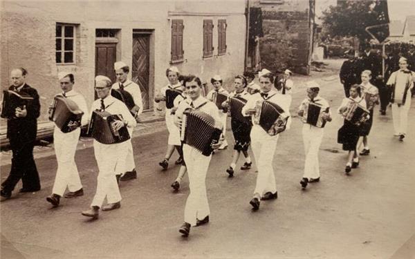 Ein Streifzug durch die Jahrzehnte: 1950 beim Sängerfest, 1978 bei der Sichelhenke und die Vereinsführung im Jubiläumsjahr 1976 (von links). GB-Fotos: gb