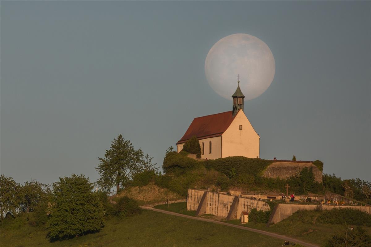 Ein Supermond geht auf über der Wurmlinger Kapelle. Anne Biedermann aus Herrenbe...