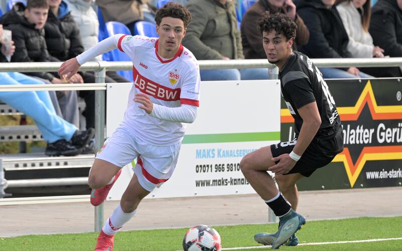 Ein Talent, das aus dem Gäu stammt: Salvatore Mule (VfB Stuttgart U19, links) hat das Fußballspielen in der Jugend des FC Rottenburg gelernt. GB-Foto: Eibner/Tobias Baur