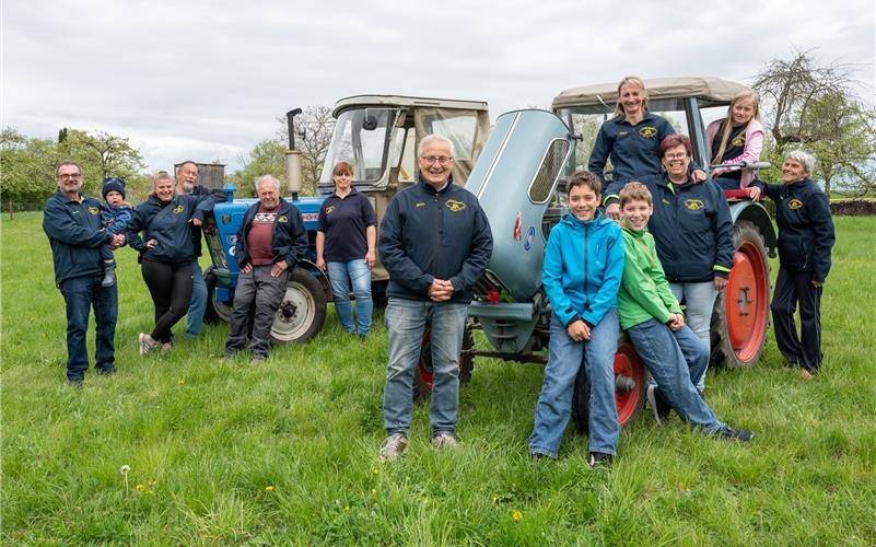 Ein Teil der aktuell 46 Mitglieder der Schlepperfreunde Altingen präsentiert stolz zwei der Oldtimer-Traktoren. Die Männer, Frauen und Jugendlichen treffen sich aber längst nicht nur zum Herumschrauben an den Fahrzeugen, sondern unternehmen auch gemeinsam Ausflüge. Zudem richtet der Verein im Juli ein großes Schlepperfest aus. GB-Fotos: Vecsey