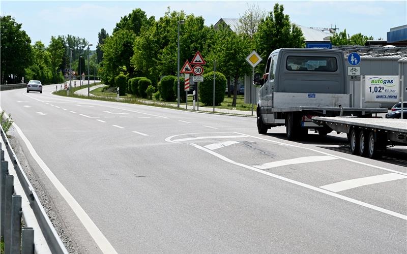 Ein Teilstück der mit Bodenwellen durchzogenen Kreisstraße zwischen Altingen und Kayh wird nun saniert. GB-Foto Holom