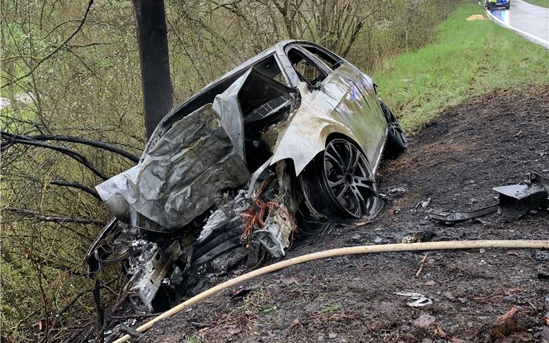 Ein VW Golf prallte am Freitag gegen einen Baum und fing Feuer, der Fahrer verstarb an seinen Verletzungen GB-Foto: SDMG/Dettenmeyer