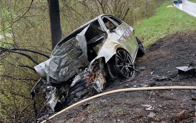 51-Jähriger erliegt nach Verkehrsunfall seinen Verletzungen Ein VW Golf prallte am Freitag gegen einen Baum und fing Feuer, der Fahrer verstarb an seinen Verletzungen GB-Foto: SDMG/Dettenmeyer