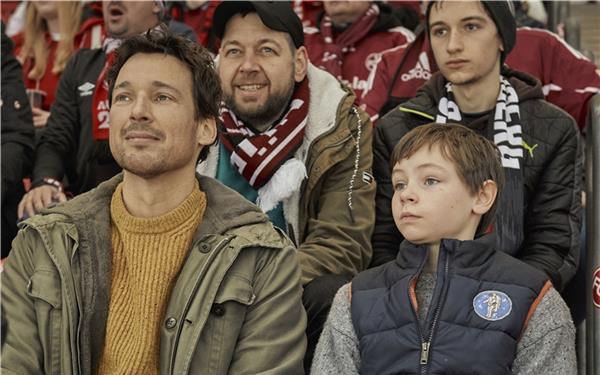 Ein Vater bereist mit seinem autistischen Sohn Fußballstadien, wobei der Fußball eigentlich nur Nebensache ist. GB-Foto: © Leonine Studios