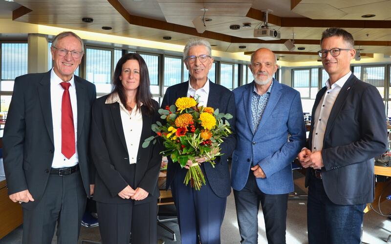 Ein Wechsel steht bevor (von links): Landrat Roland Bernhard, die künftige Geschäftsführerin Sarah Wüstenhöfer, der frühere Geschäftsführer Reinhold Bauer, der aktuelle Geschäftsführer Dr. Walter Gerstner, Landrat Dr. Hendrik Bednarz. GB-Foto: Landratsamt Böblingen