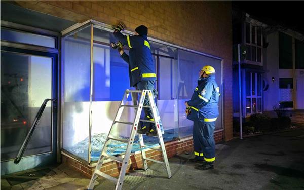 Ein Wohnhaus und zwei Nachbargebäude wurden geräumt. GB-Foto: SDMG/Dettenmeyer