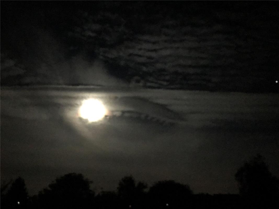 Ein Wolkenhai beißt in den Mond. Guten Appetit wünscht Rainer Wolf in Bondorf. 