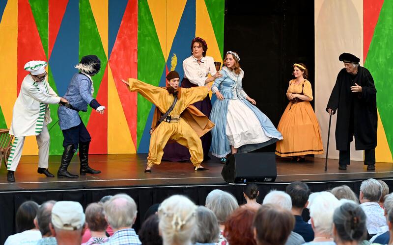 Ein Zauber lag in der Luft bei der Darbietung von „Pantalones Hochzeit“ der Herrenberger Bühne. GB-Foto: Holom