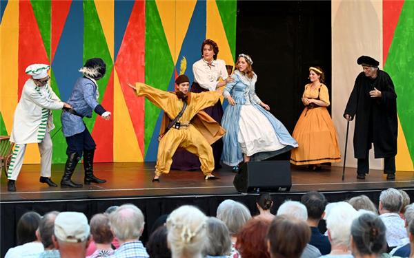 Ein Zauber lag in der Luft bei der Darbietung von „Pantalones Hochzeit“ der Herrenberger Bühne. GB-Foto: Holom