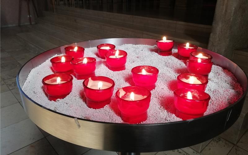 Ein Zeichen der Hoffnung: Kerzen in St. Josef GB-Foto: gb