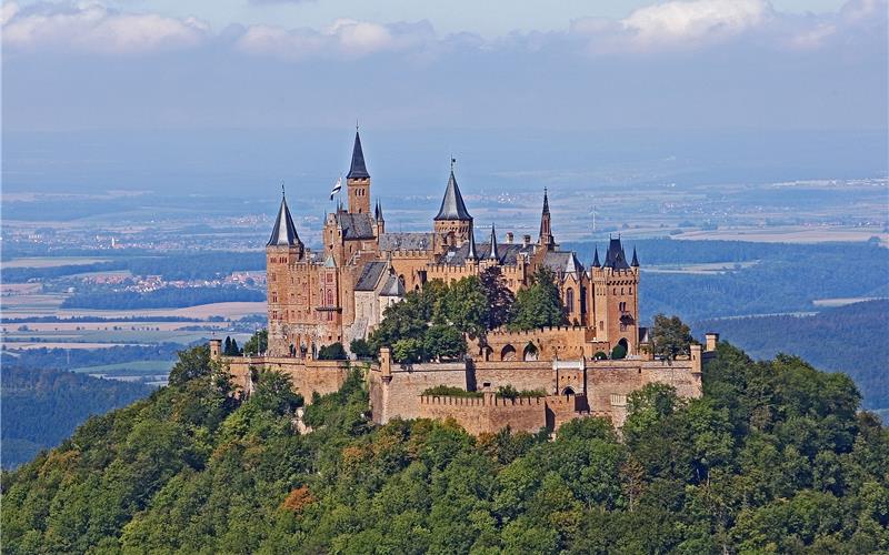 „Gäubote“-Familientour: Sommerspaß an jedem Ferientag Ein Ziel der Familien-Tour 2024: Die Burg Hohenzollern.GB-Foto (Archiv): gb