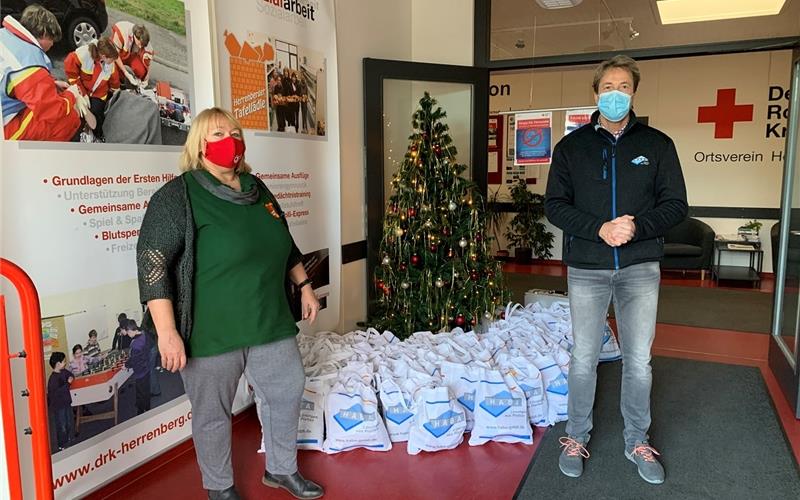 Ein besonderes Ein besonderes Anliegenist dem in Gültstein ansässigen Unternehmen Haba PlattenService GmbH, hilfsbedürftige Menschen und soziale Einrichtungen in der Weihnachtszeit zu unterstützen. Daher wurden wieder Baumwolltaschen gefüllt mit Lebensmitteln an den Herrenberger DRK-Tafelladen gespendet. Der Tafelladen unterstützt Menschen mit geringem Einkommen und wird von ehrenamtlichen Mitarbeitern, unter der Leitung von Andrea Bach geführt. Noch verwertbare Lebensmittel werden im Tafelladen an Einkaufsberichtigte ausgeteilt. Haba-Geschäftsführer Markus Jäger überreichte die Taschen an das Team des DRK-Tafelladens unter Leitung von Andrea Bach.GB-Foto: gb