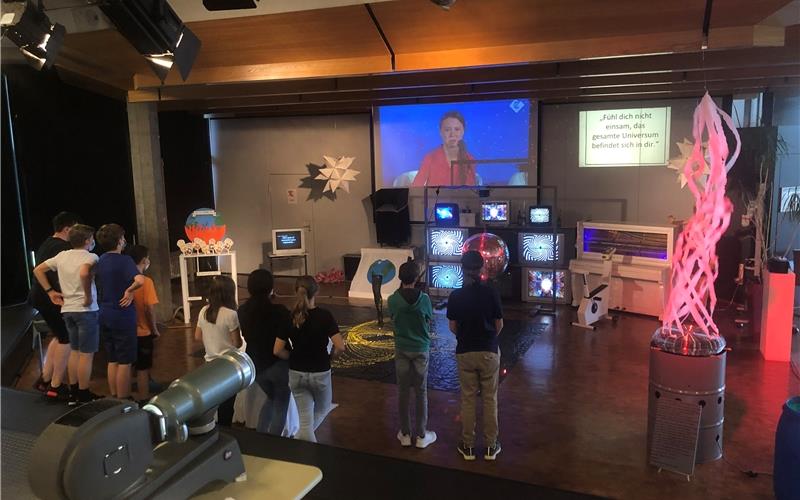 Das ganze Universum in einer Person Ein eigenes Universum: Die Aula des Andreae-Gymnasiums führt in eine andere WeltGB-Foto: gb