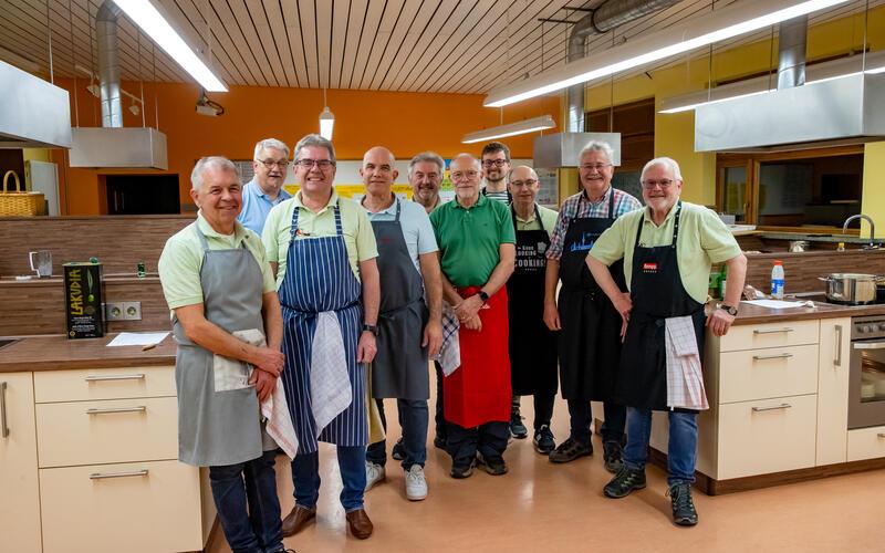 Ein eingespieltes Team: Die Hobbyköche des Männerkochtreffs.GB-Foto: Geisel