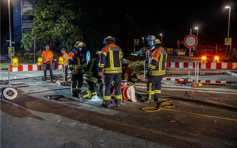 Ein immenser Gasaustritt an einer Straßenbaustelle erforderte in der Nacht auf Samstag einen rund vierstündigen Einsatz der Feuerwehr GB-Foto: SDMG/Dettenmeyer