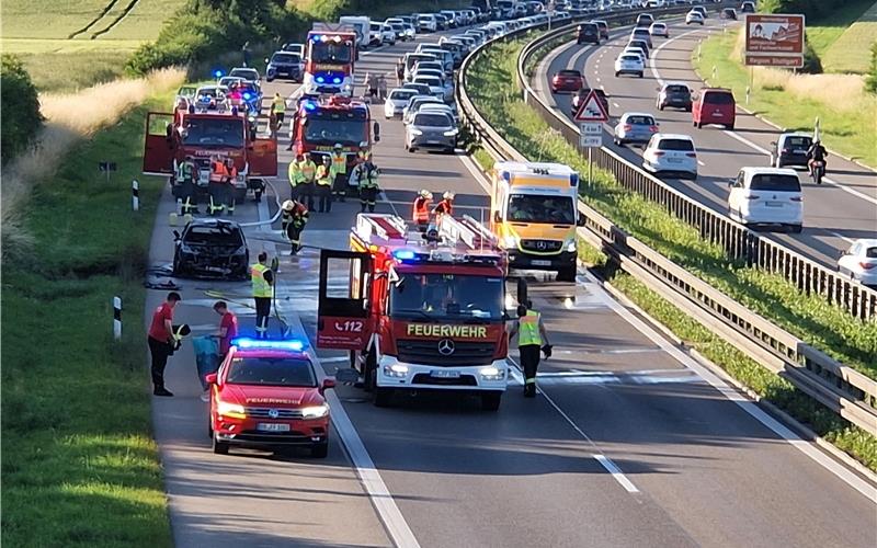Ein langer Stau bildete sich am Sonntagabend auf der A81 zwischen Rottenburg und Herrenberg in Fahrtrichtung Singen. Ein Audi hatte aus noch unklarer Ursache zu brennen angefangen. Der 59-jährige Fahrer blieb unverletzt.GB-Foto: SDMG/Dettenmeyer