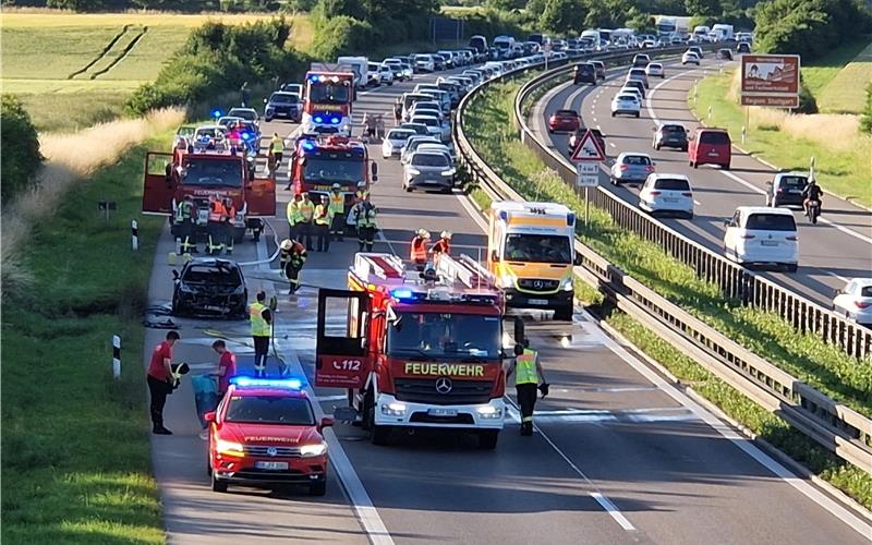 A81 nach Autobrand voll gesperrt Ein langer Stau bildete sich am Sonntagabend auf der A81 zwischen Rottenburg und Herrenberg in Fahrtrichtung Singen. Ein Audi hatte aus noch unklarer Ursache zu brennen angefangen. Der 59-jährige Fahrer blieb unverletzt.GB-Foto: SDMG/Dettenmeyer