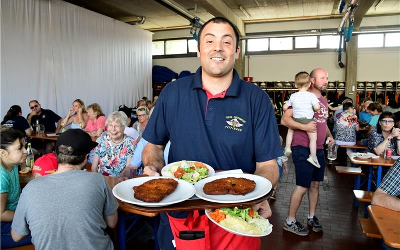Ein leckeres Essen wurde bei der Feuerwehr serviert. GB-Foto: Holom