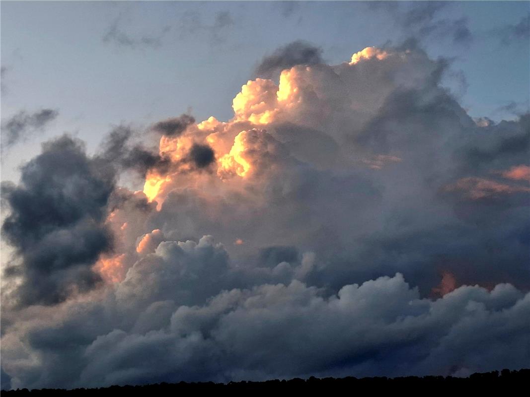 Ein majestätischer Wolkenberg über Herrenberg.  Von Martin Allgeier aus Herrenbe...