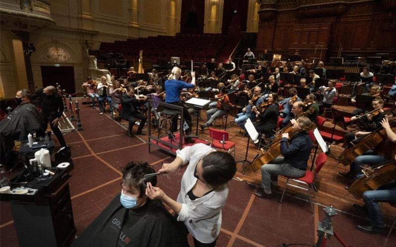 Ein neuer Schnitt im Concertgebouw auf der Bühne - und die Musik spielt dazu. Foto: Peter Dejong/AP/dpa