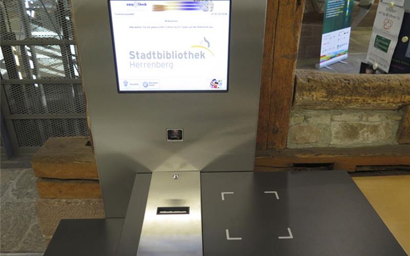 Ein neues Buchungsterminal in der Stadtbibliothek GB-Foto: gb