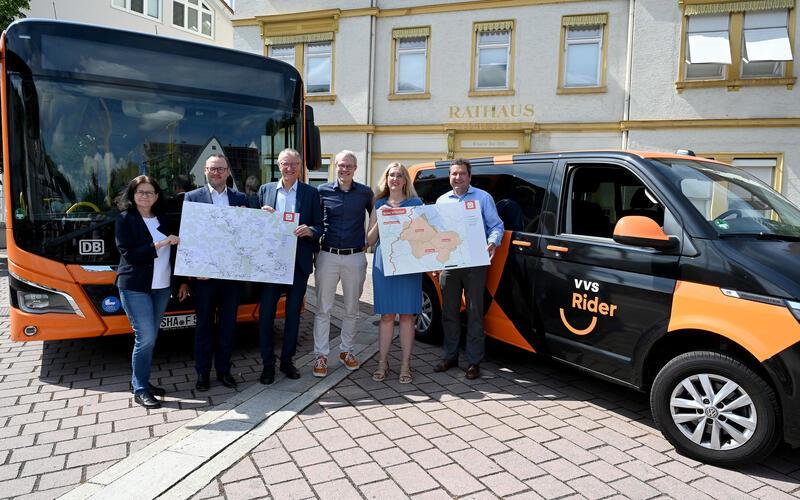 Ein neues Buskonzept und der VVS-Rider werden vor dem Rathaus in Aidlingen vorgestellt (von links): Birgit Stoib (FMO-Geschäftsführerin), Lukas Rosengrün (Bürgermeister Ehningen), Landrat Roland Bernhard, Dr. Jan Neidhardt (VVS-Geschäftsführer), Helena Österle (Bürgermeisterin Aidlingen) und Thomas Riesch (Bürgermeister Gärtringen).GB-Foto: Holom