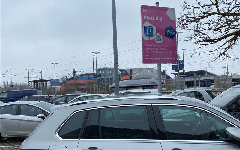 Ein pinkes Schild informiert am Herrenberger Bahnhof im Bereich P1 über die reservierbaren Abstellmöglichkeiten. GB-Foto: gb