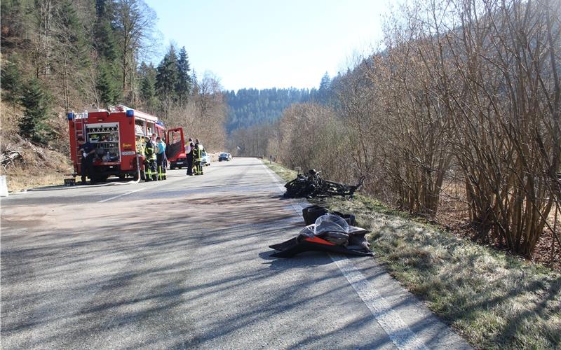 Motorrad fängt nach Pkw-Kollision Feuer