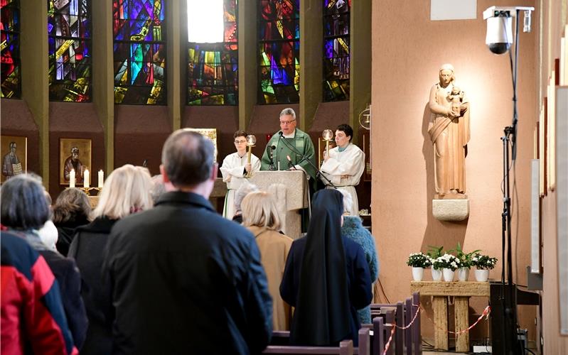 Übertragung endet um 10.59 Uhr und 47 Sekunden Ein seltenes Ereignis in St. Josef: Der Gottesdienst wurde live übertragen GB-Foto: Holom