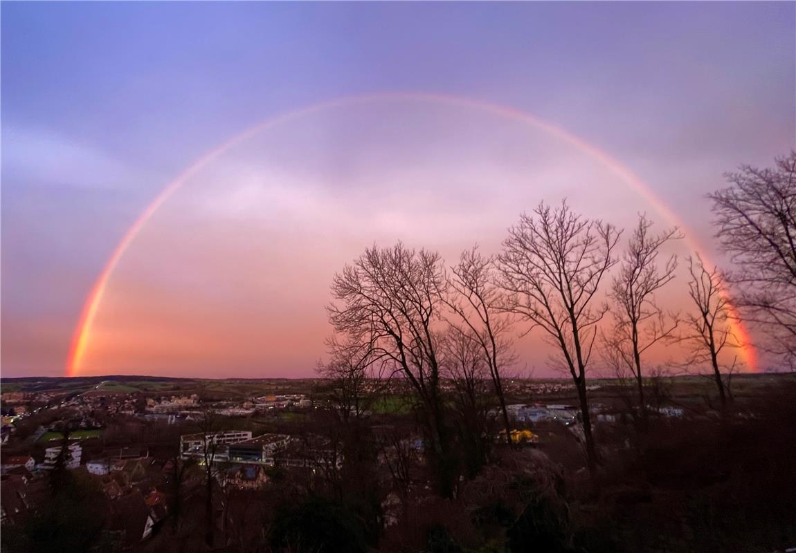 Ein seltenes Schauspiel des Himmels: Regenbogen-Halbkreis über Herrenberg.  Von ...