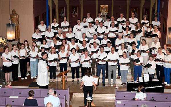 Ein sommerliches Konzert boten die Kantorei und der Chor der Katholiken. GB-Foto: Holom