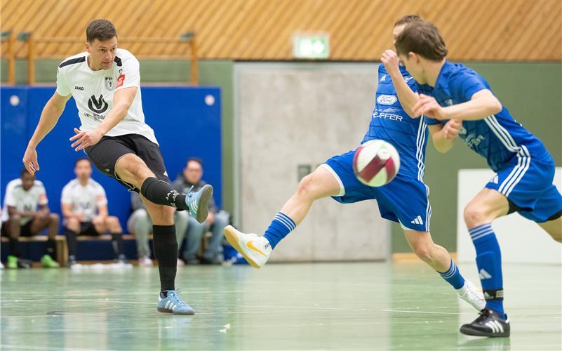 Ein spannendes Duell in der Gruppe D lieferten sich der FV Mönchberg (links) und der TSV Kuppingen: Am Ende gewann Kuppingen knapp mit 2:1. GB-Fotos: Vecsey