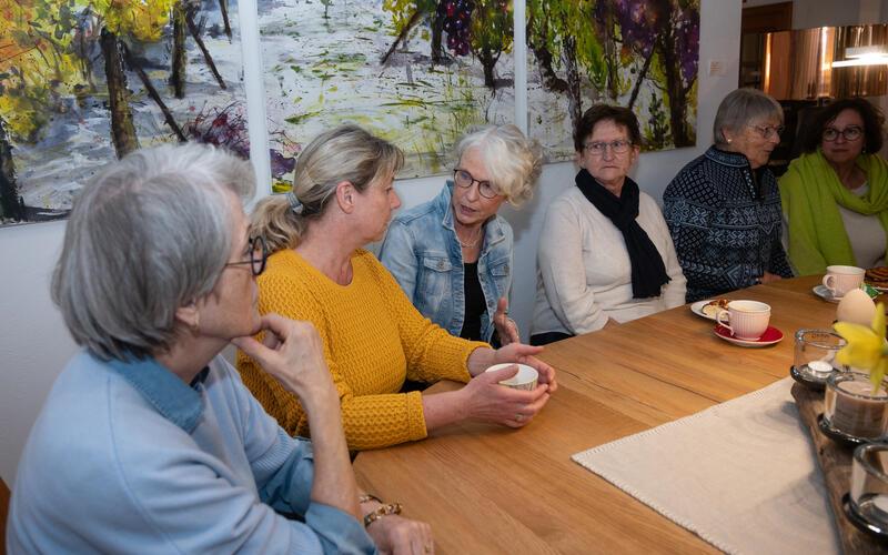 Ein ungewöhnliches Thema beim Kaffeeplausch: Trauerrednerin Andrea Schricker (Dritte von links) sprach mit den Besucherinnen über den Tod. GB-Foto: Schmidt
