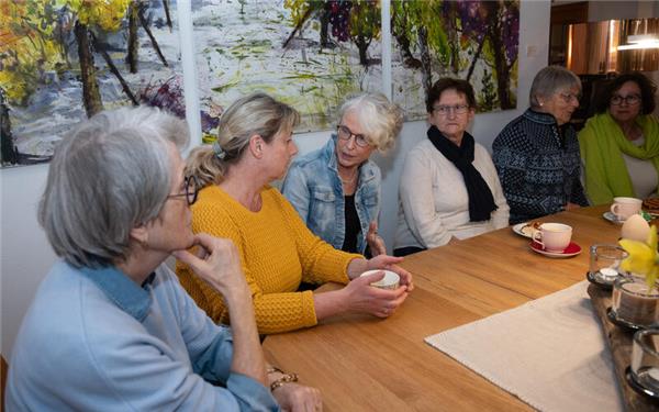 Ein ungewöhnliches Thema beim Kaffeeplausch: Trauerrednerin Andrea Schricker (Dritte von links) sprach mit den Besucherinnen über den Tod. GB-Foto: Schmidt
