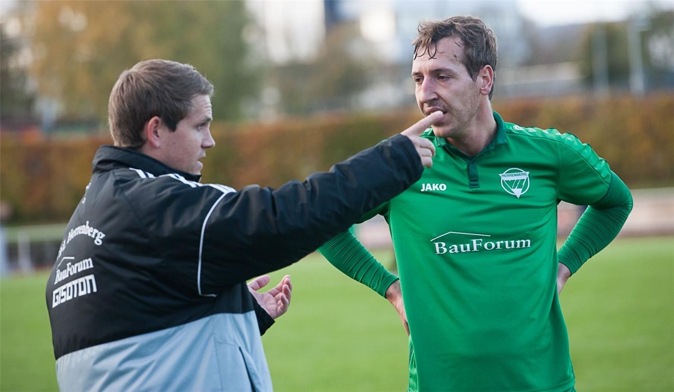 Ein verlängerter Arm auf dem Feld ist wichtig: Trainer Michael Sattler mit Micha...