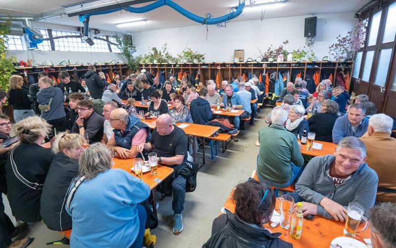 Ein volles (Feuerwehr-)Haus zeigte sich am Samstagmittag in Kayh, wo eine Schlachtplatte lockte. GB-Foto: Vecsey