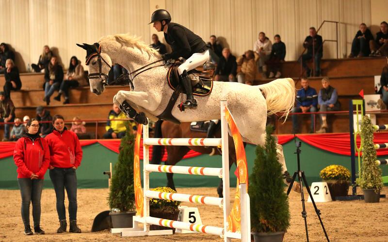 Ein vorweggenommenes Geburtstagsgeschenk: Constanze Pape vom RV Jettingen hat sich auf Chicago in Bisingen erstmals das Ticket fürs Hallenchampionat in Stuttgart gesichert. GB-Foto: Häusler