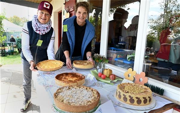 Eine Apfelkuchen-„Dschällendsch“ bat zu Tisch, hier zu sehen die Organisatorinnen Pia Pilz (links) und Uschi Böß. GB-Foto: Holom