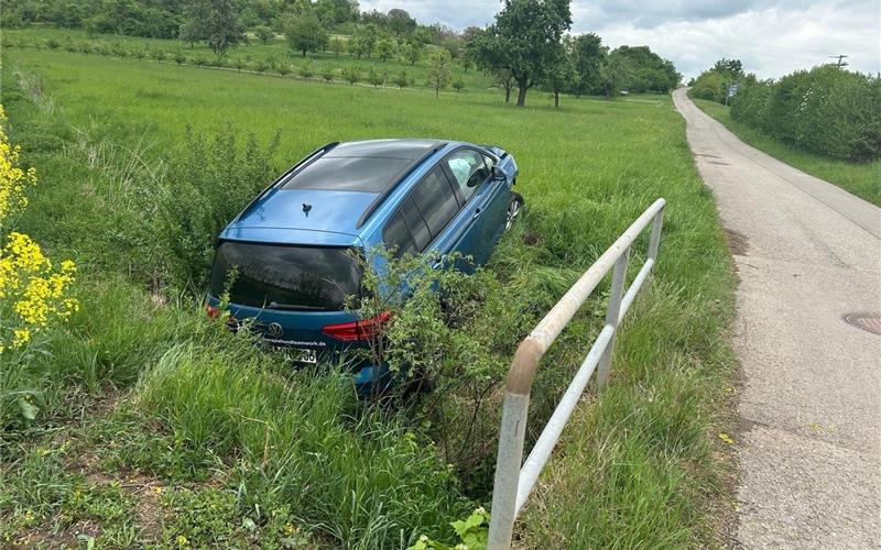 Im Rapsfeld und Graben gelandet Eine Autofahrerin war auf einem Feldweg unterwegs, als sie mutmaßlich aufgrund von Sekundenschlaf vom Weg abkam. GB-Foto: gb