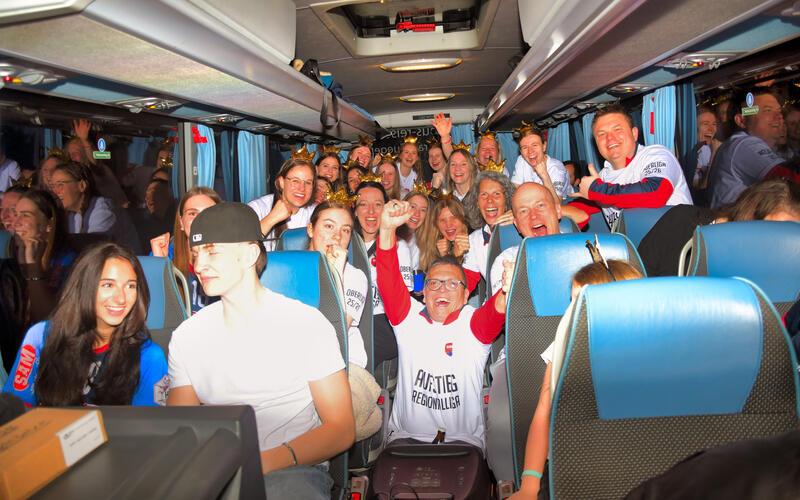 Eine Busladung Jubel auf dem Weg nach Herrenberg: Die Kuties feierten nach dem Sieg in Heiningen ausgelassen. GB-Foto: Gebhardt