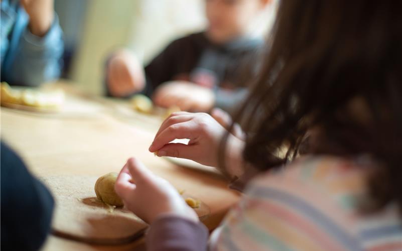 Eine Diskussion entbrennt im Gremium, ob an der Kinderbetreuung gespart werden sollte.  GB-Foto: lordn - Stock Adobe
