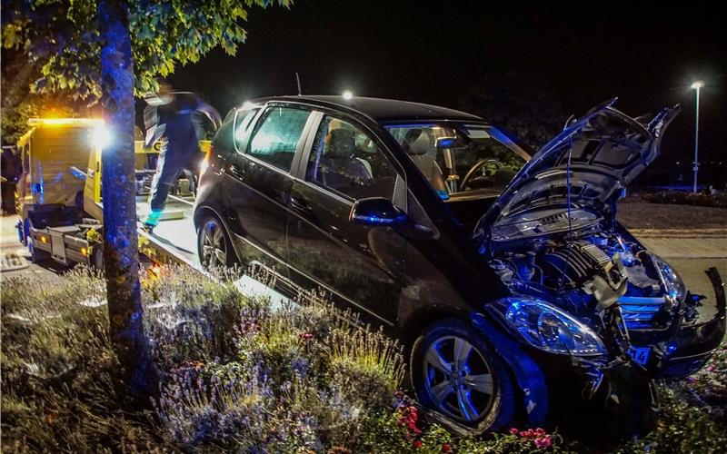 Mercedes-Lenkerin prallt gegen einen Baum