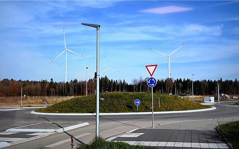 Eine Fotomontage: Der Blick vom Kreisverkehr im Gewerbepark Lindenrain auf den geplanten Windpark. GB-Fotos/Montagen: Reichert