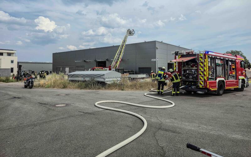 Eine Fräsmaschine hat in der Industriehalle Feuer gefangen und umliegendes Material in Brand gesteckt. Die Feuerwehr bringt die Lage schnell unter Kontrolle. GB-Foto: SDMG/Dettenmeyer