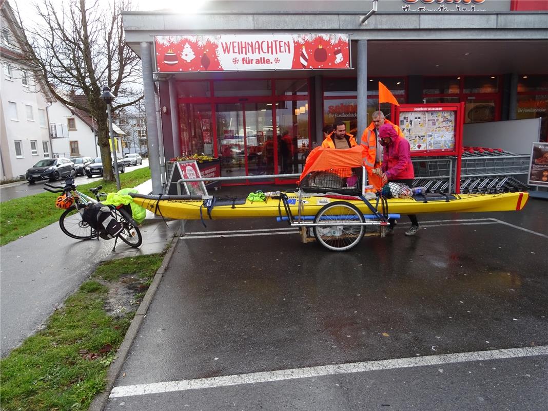 Eine Frau aus Schweden macht eine Verpflegungspause in Bondorf, berichtet Winfri...