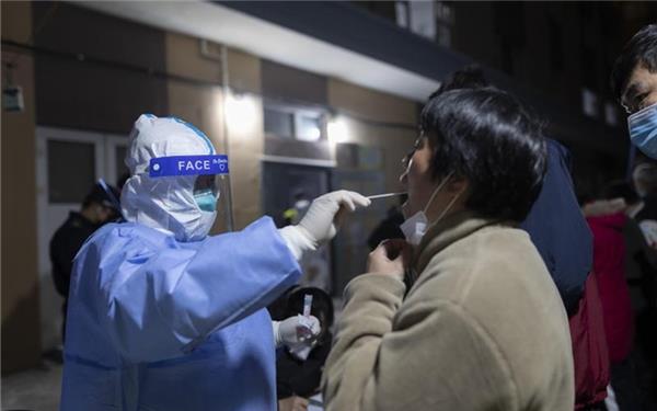 Eine Frau erhält einen Rachenabstrich für einen Coronavirus-Test. Foto: Uncredited/AP/dpa