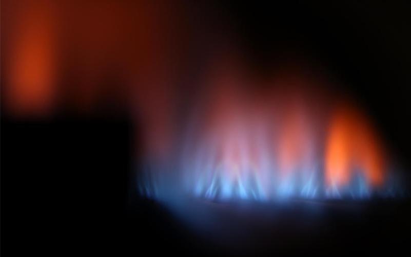 Eine Gasflamme brennt hinter dem Sichtfenster eines Gas-Durchlauferhitzers. Foto: Karl-Josef Hildenbrand/dpa