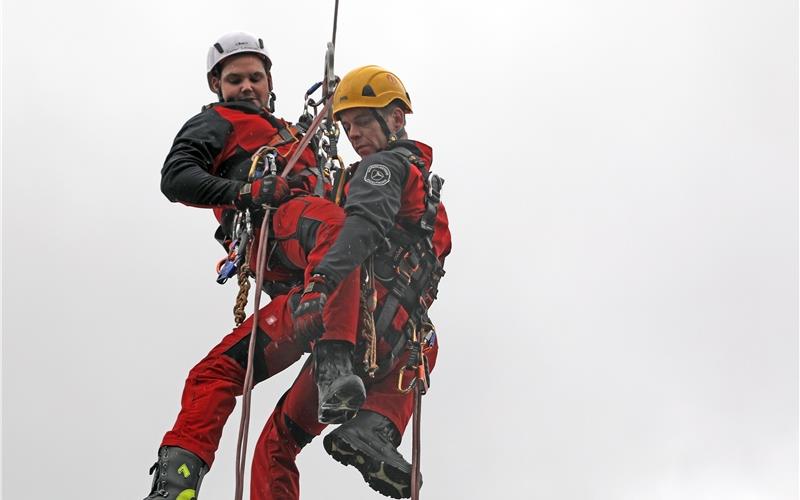 Rettung aus großer Höhe Eine Höhenrettung wurde bei der Jettinger Feuerwehr-Hocketse demonstriert GB-Foto: Priestersbach