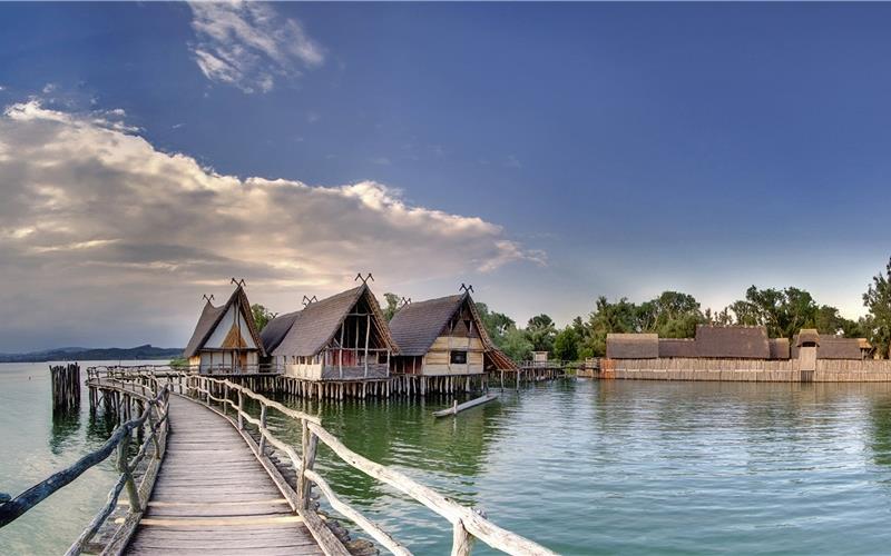 „Gäubote“-Familien-Tour: Ein Ausflug in die Steinzeit am Bodensee Eine Idylle – in der Steinzeit und in der Gegenwart: Die Pfalhbauten.GB-Foto: Pfahlbautenmuseum Unteruhldingen