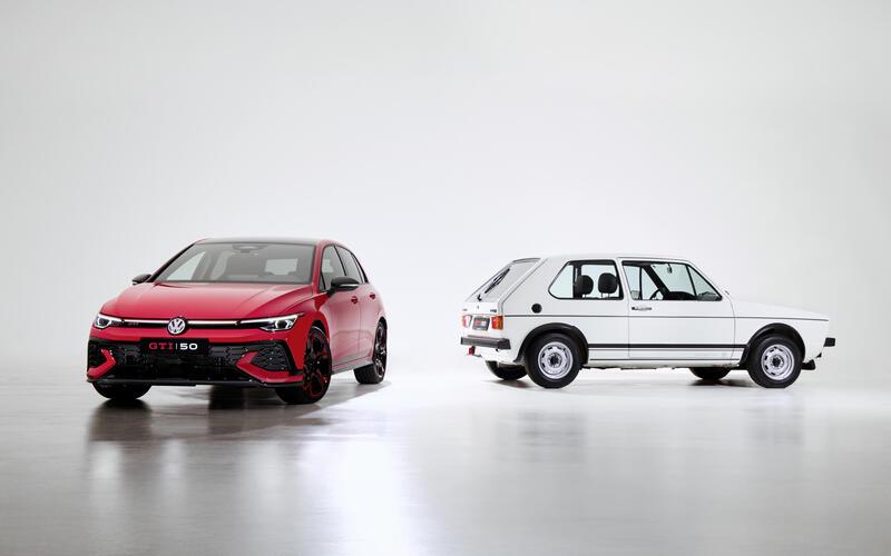 Eine Ikone wird 50: Der Golf 1 GTI (rechts) und die aktuelleVersion Golf GTIEdition 50.GB-Foto:Volkswagen AG